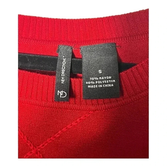 1932. NEW DIRECTIONS LONG SLEEVE SWEATER RED IN COLOR SIZE SMALL KNITTED SLITS - Picture 4 of 7